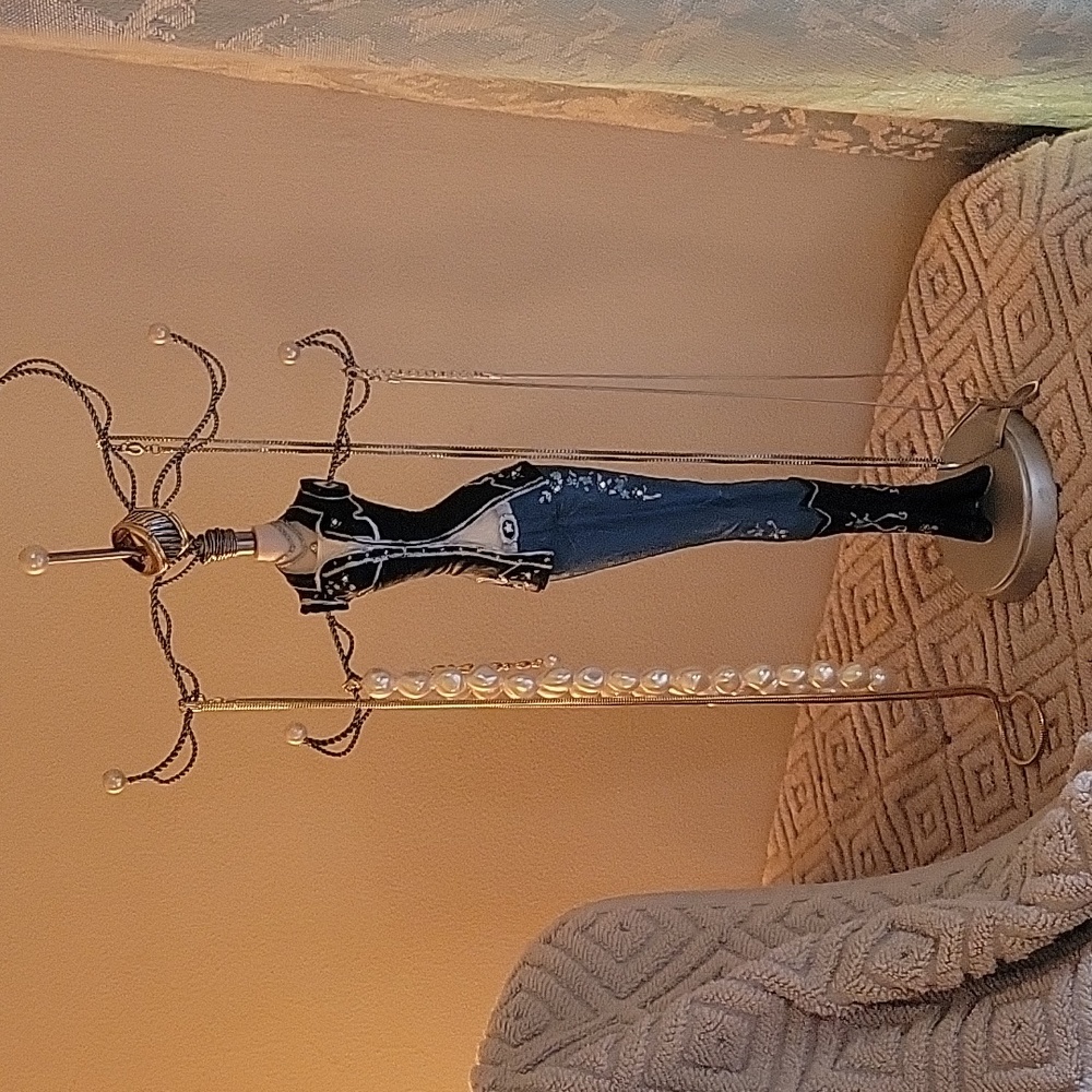 Jewelry hanger and jewelry